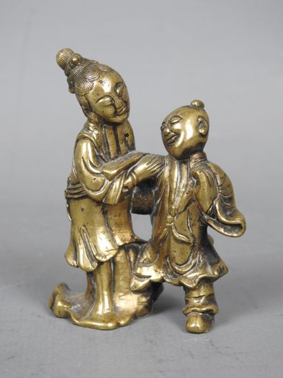 DEUX PETITS SUJETS en bronze doré et ciselé...