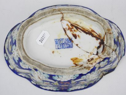 CHINE : coupe ovale en porcelaine à décor...
