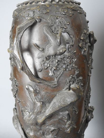 JAPON : Paire de vases en bronze à patine...