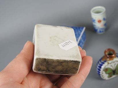 CHINE : Sept petits objets modernes en porcelaine...