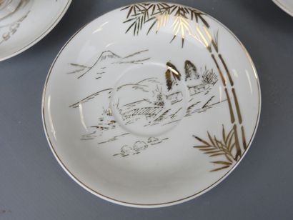 CHINE : Service à café en porcelaine à décor...