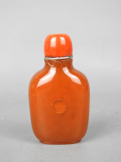 CHINE - XXe siècle
Flacon tabatière en ambre....