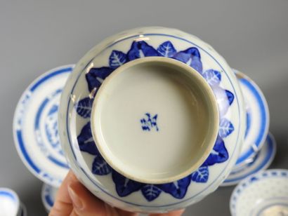 CHINE : Parties de service de table en porcelaine...