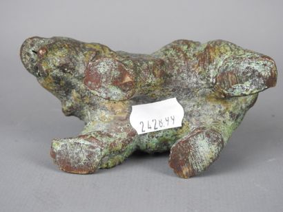 CHINE : Ours en bronze doré. H : 4 - L :...