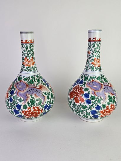 CHINE, XXe.
Paire de vases bouteille en porcelaine...