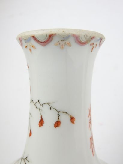 CHINE : Deux vases balustres en porcelaine,...