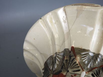 JAPON : Grand vase Satsuma à décor tournant...