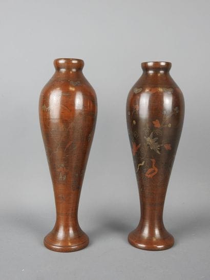 INDOCHNE : Paire de vases balustres en bronze...