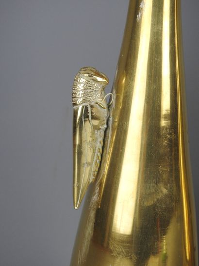 JAPON : Deux vases en bronze doré à décor...
