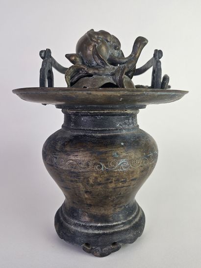 CHINE, XIXe.
Brûle parfum suspendu en bronze...