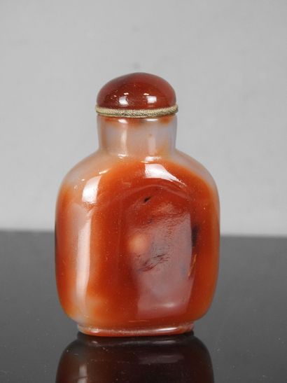 CHINE - Vers 1900
Flacon tabatière en agate...