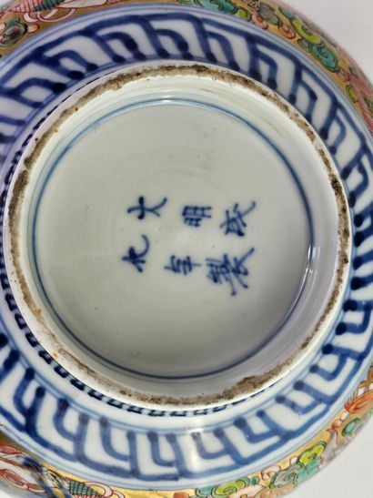 CHINE, XIXe.
Coupe circulaire en porcelaine...