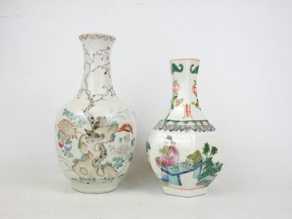 CHINE : Deux vases balustres en porcelaine,...