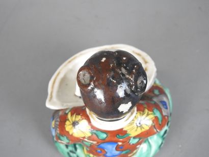 CHINE : Sujet en porcelaine polychrome représentant...