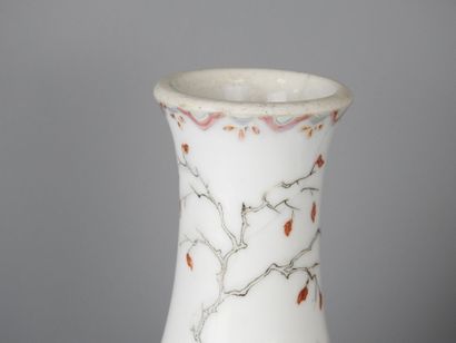 CHINE : Deux vases balustres en porcelaine,...