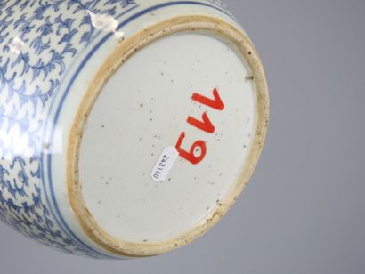 CHINE : Pot couvert en porcelaine à décor...