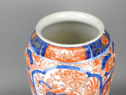 JAPAN: Porcelain baluster vase with blue-red...