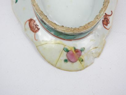 CHINE : ravier en porcelaine à décor polychrome...