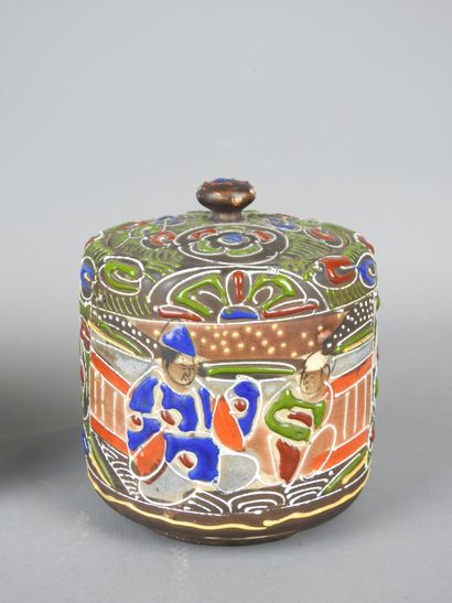 CHINA: Rectangular porcelain box decorated...