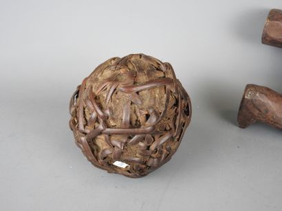 CONGO : Statue féminine et boule de justice...