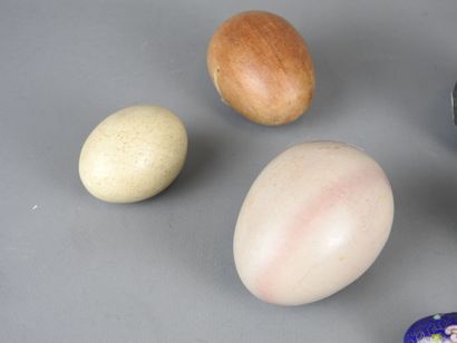 HUIT OEUFS en bois, pierre dur, dont un en...