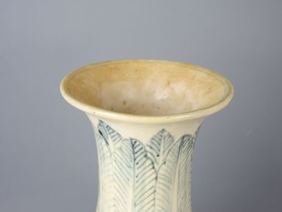 CHINA: Small porcelain jardinière with polychrome...