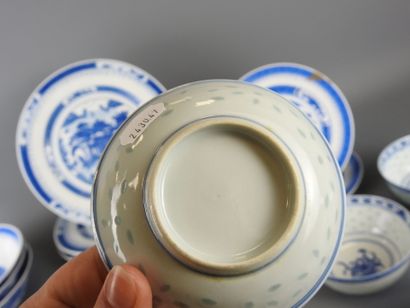 CHINE : Parties de service de table en porcelaine...