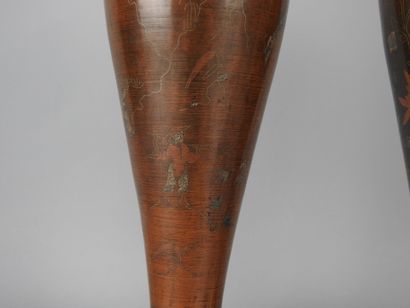 INDOCHNE : Paire de vases balustres en bronze...