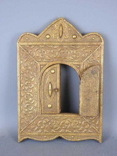 INDE : Fenêtre à deux battants en bois sculpté...