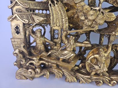 CHINE, XXe.
Panneau en bois richement sculpté...