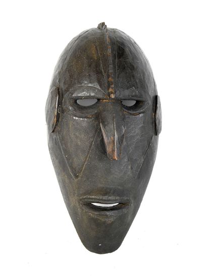 MASQUE de case en bois sculpté teinté noir,...