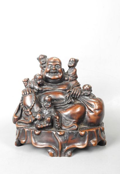 CHINE : Groupe en bois sculpté représentant...