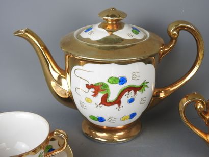 INDOCHINE : Partie de service à thé en porcelaine...