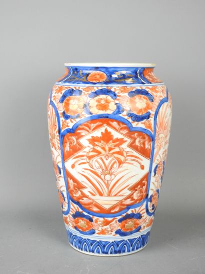 JAPAN: Porcelain baluster vase with blue-red...