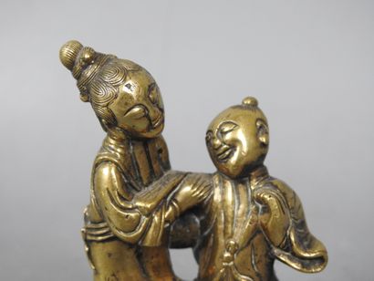 DEUX PETITS SUJETS en bronze doré et ciselé...
