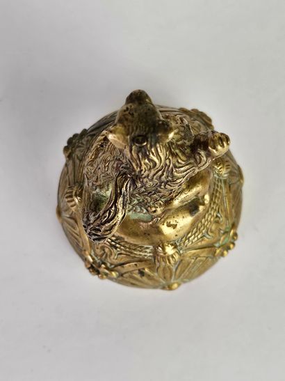 Cloche en bronze ciselé et doré surmontée...