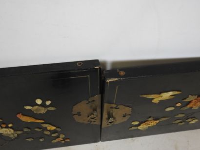 CHINE : Deux paires de portes en laque et...