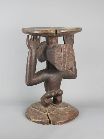 LUBA, RDC
Tabouret à cariatide d'un personnage...