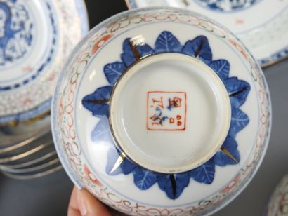 CHINE : Partie de service de table en porcelaine...