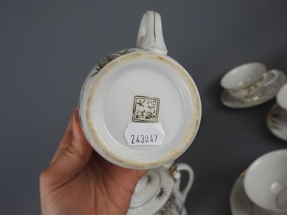 CHINE : Service à café en porcelaine à décor...