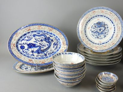 CHINE : Partie de service de table en porcelaine...