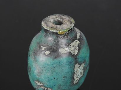 CHINA - 19th century
Carved turquoise snuff...