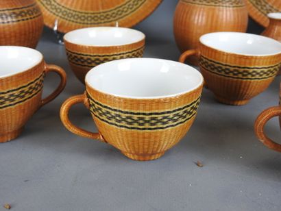 VIETNAM : Partie de service de table en porcelaine...