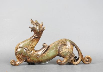 CHINE : Dragon en pierre verte et bronze....
