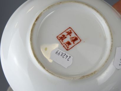 CHINA: Porcelain dish decorated with dragons...