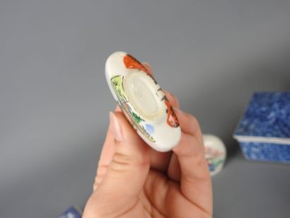 CHINE : Sept petits objets modernes en porcelaine...