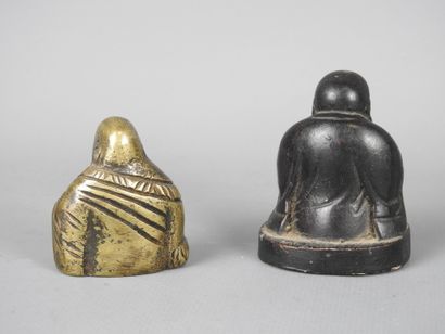 ASIE : Deux bouddhas, l'un en bronze doré....