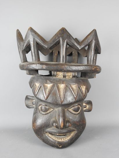 BABANKI, Grassland : 
Carved wood
Helmet...