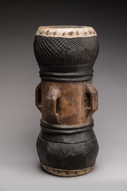 TSHOKWE, Angola.
Bois sculpté et incisé,...
