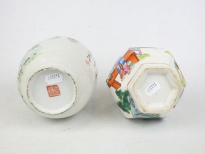 CHINE : Deux vases balustres en porcelaine,...